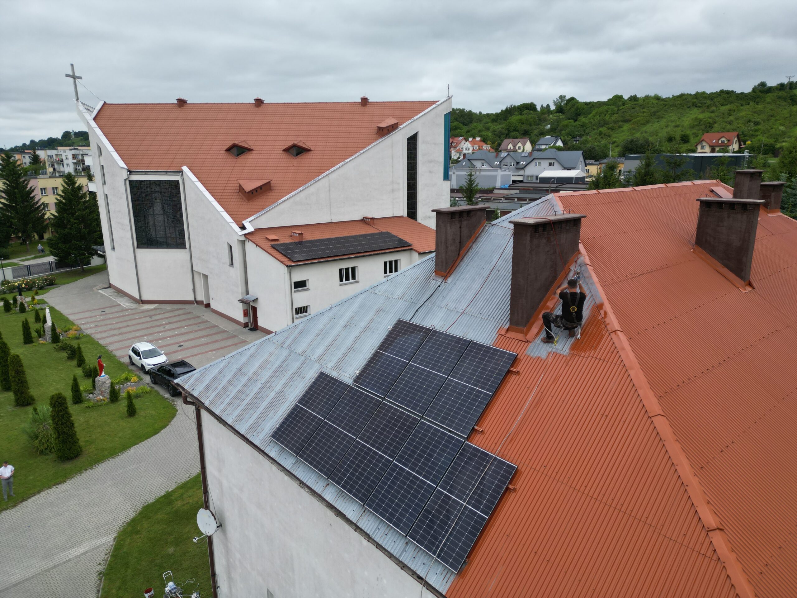 You are currently viewing Malowanie dachu na&nbsp;plebanii – prosimy o&nbsp;modlitwę!
