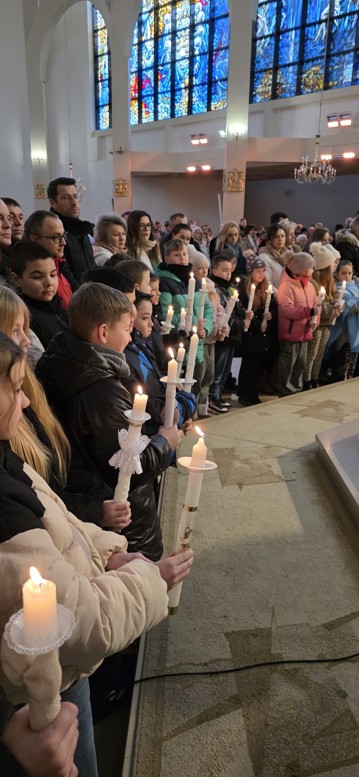 You are currently viewing Święto Ofiarowania Pańskiego – poświęcenie świec dzieciom komunijnym.