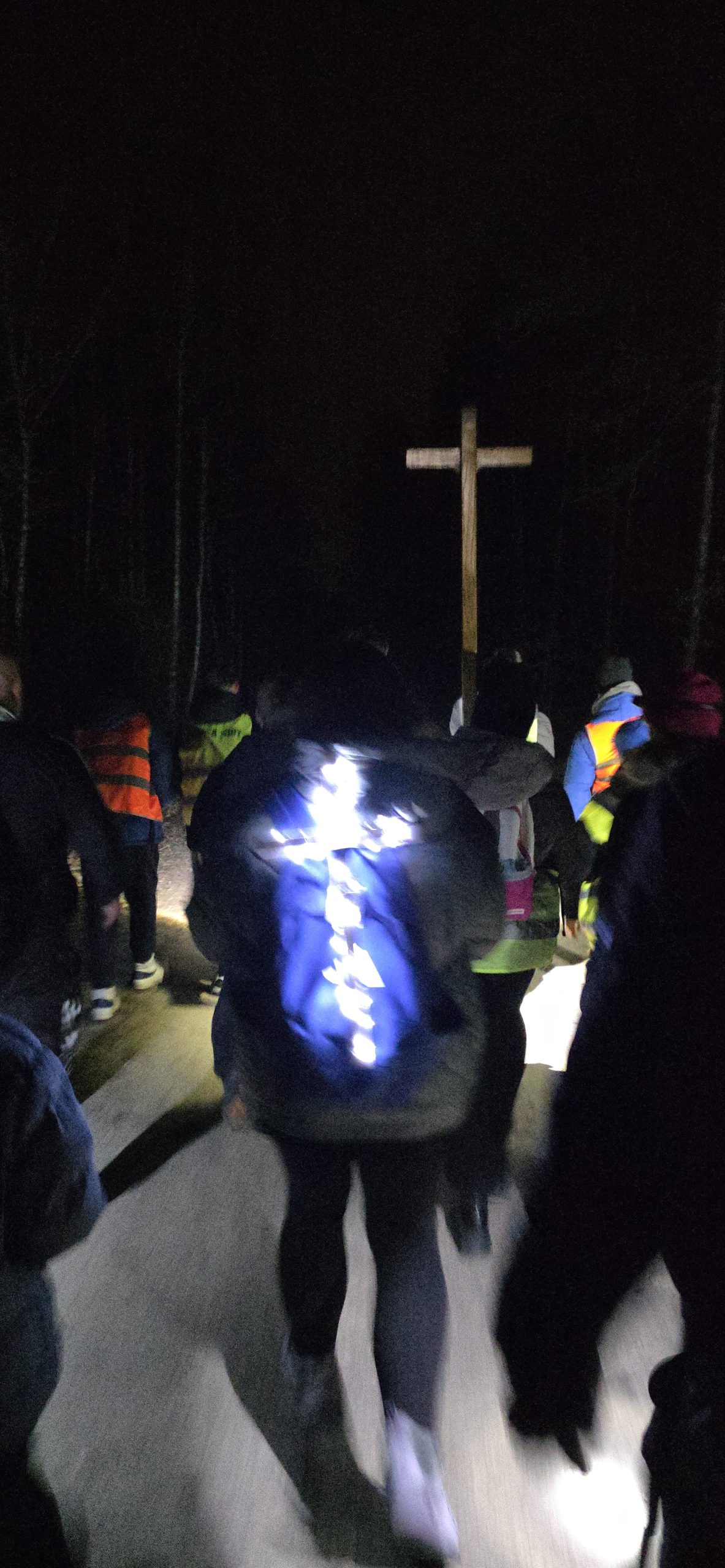 You are currently viewing Zmęczone nogi, ale&nbsp;dusza spokojna – Druga Pińczowska Nocna Droga Krzyżowa