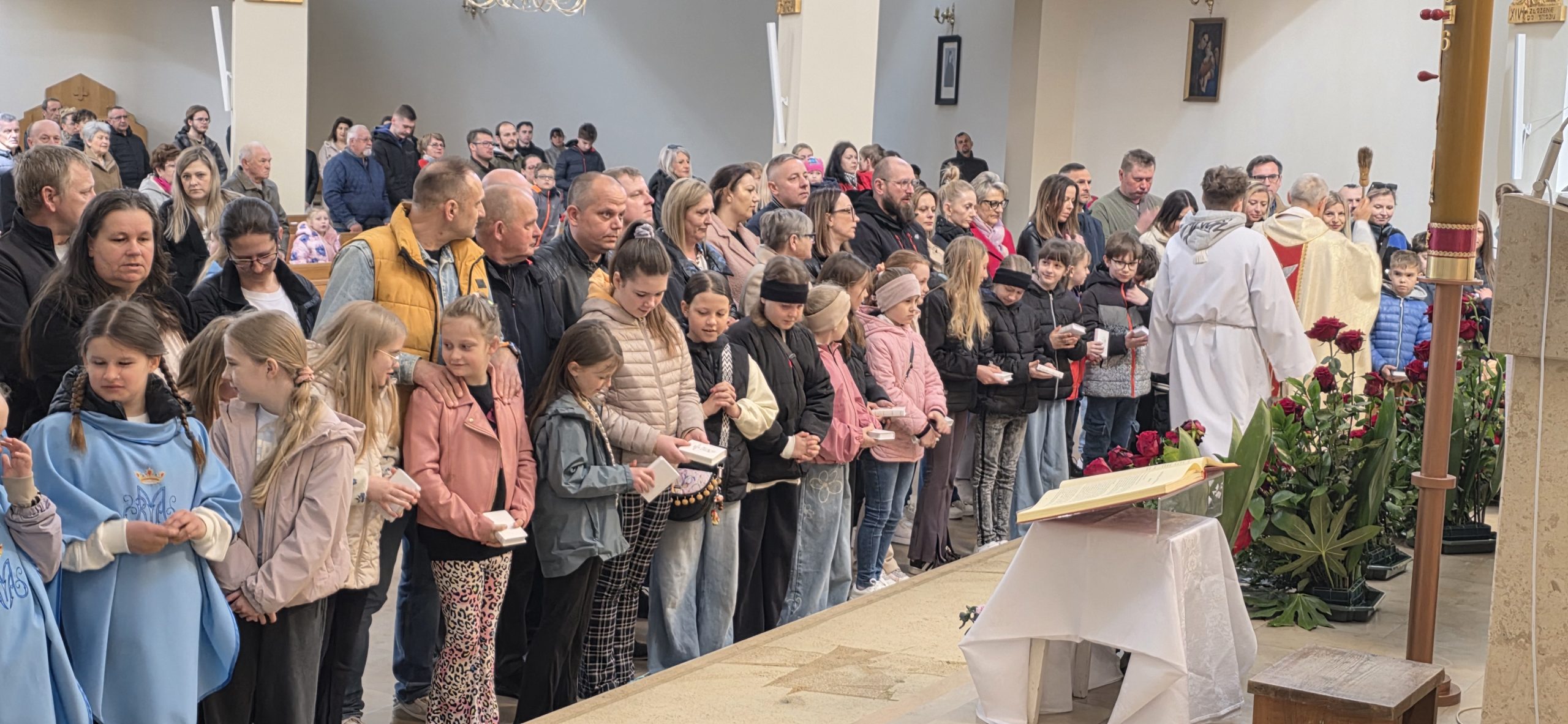 You are currently viewing Poświęcenie modlitewników dzieciom komunijnym.