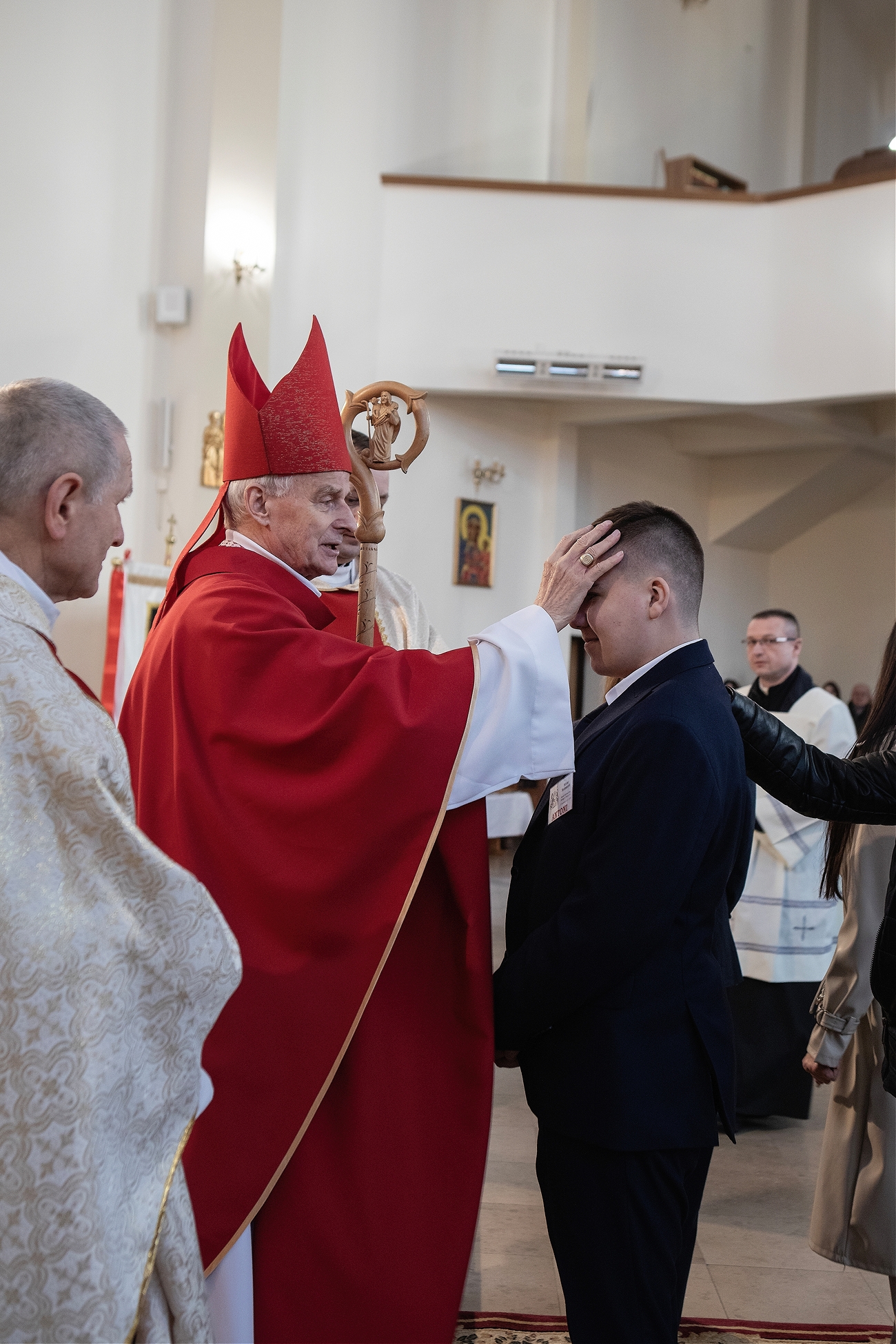 You are currently viewing Ks.&nbsp;Bp&nbsp;Marian Florczyk udzielił Sakramentu Bierzmowania młodzieży naszej parafii – zobacz galerię zdjęć.