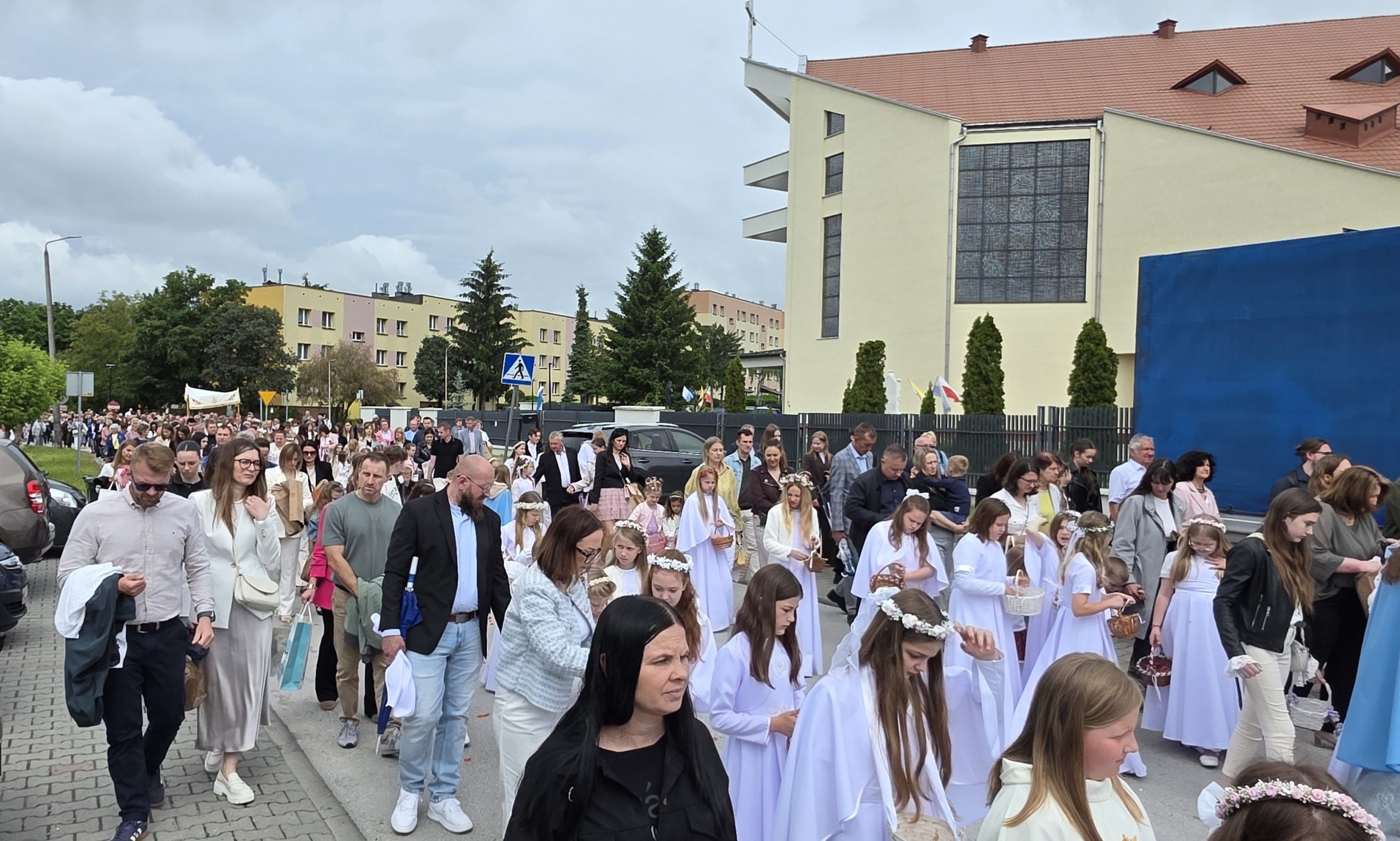 You are currently viewing Uroczystość Najświętszego Ciała i&nbsp;Krwi Chrystusa w&nbsp;naszej parafii – zobacz film i&nbsp;galerię zdjęć.